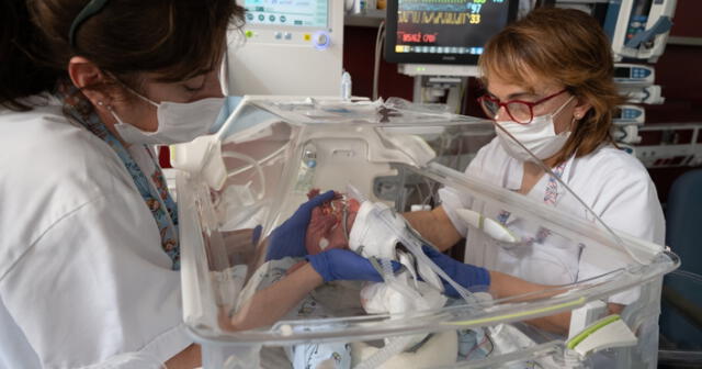 El primer nacimiento logrado mediante la operación fue en 2014. Foto: @hospitalclinic/Twitter