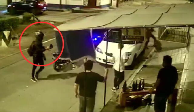 Tres amigos fueron asaltados frente a una bodega. Foto: Latina