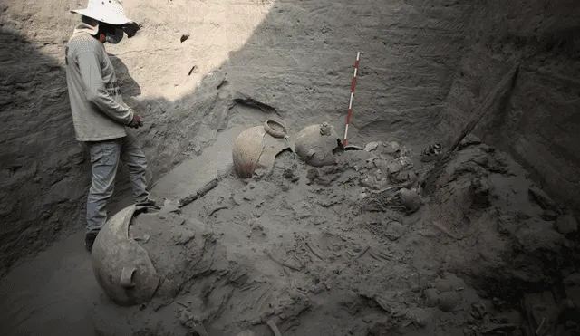 Los restos arqueológicos fueron hallados a 6 metros de profundidad en el valle bajo del río Chancay, en Huaral, norte de Lima. Foto: EFE
