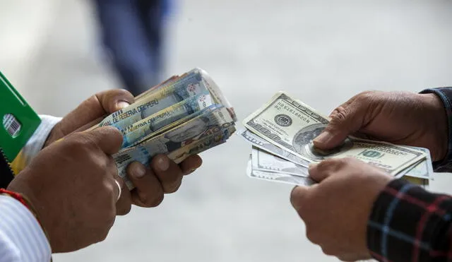 El billete verde en el mercado paralelo se situaba S/3,670 la compra y S/3,700 la venta. Foto: Andina