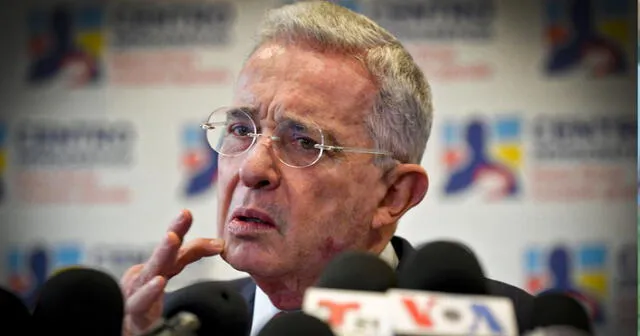Álvaro Uribe es acusado de presuntamente sobornar y manipular testigos. Foto: AFP