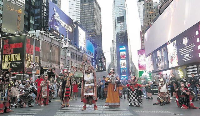 En Nueva York. Delegación de autoridades de Cusco y artistas que escenifican el Inti Raymi. Llegaron hasta Estados Unidos para presentar la Fiesta del Sol. Foto: LR