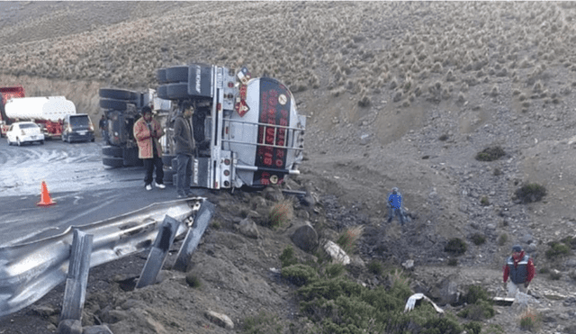 Accidente. Camión cisterna de Bolivia sufrió volcadura y provocó derrame en las fuentes de agua de Moquegua. Foto: La República