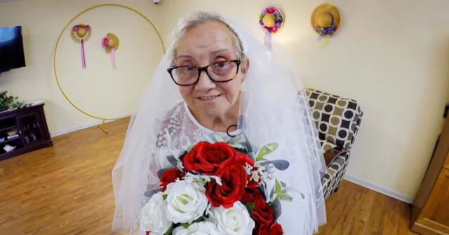 Dorothy Fideli el día de su boda, vestida con un vestido blanco, zapatillas del mismo color, un ramo de flores y su andador. Foto: @BluRadio Colombia/Twitter