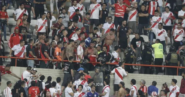 Varios hinchas de River Plate acabaron heridos tras la gresca con la Policía Nacional del Perú. Foto: Luis Jiménez/La República - Video: Twitter/@OoCLibertadores