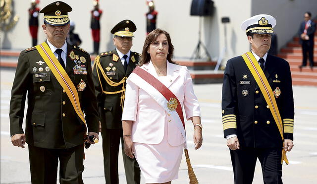 Dina Boluarte es la jefa suprema de las Fuerzas Armadas. Foto: Archivo GLR