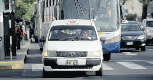 Transporte ilegal. El corredor azul tiene que competir con taxis colectivos que se dirigen a la av. Wiesse en San Juan de Lurigancho. Foto: difusión