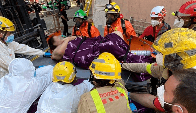 Debido a las condiciones insalubres del lugar, los bomberos utilizaron equipos especiales para ingresar a la vivienda llena de toneladas de basura. Foto: El País