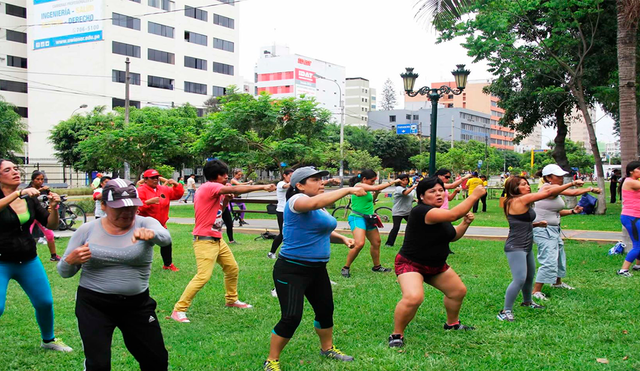 La Municipalidad de Miraflores busca cobrar tarifas a los instructores deportivos que utilizan las áreas públicas. Foto: Andina