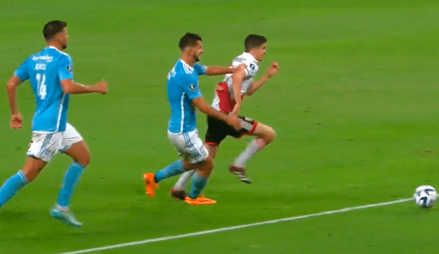 El penal de Rafael Lutiger contra Fernández fue la jugada más discutida del Cristal vs. River Plate. Foto: captura de ESPN