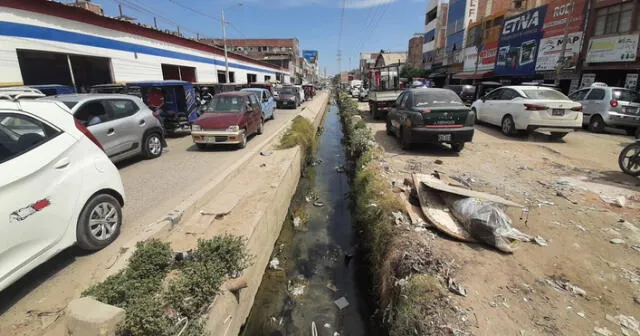 La acequia Cois atraviesa la avenida Augusto B. Leguía y presenta cúmulos de basura.  Carlos Vasquez La República