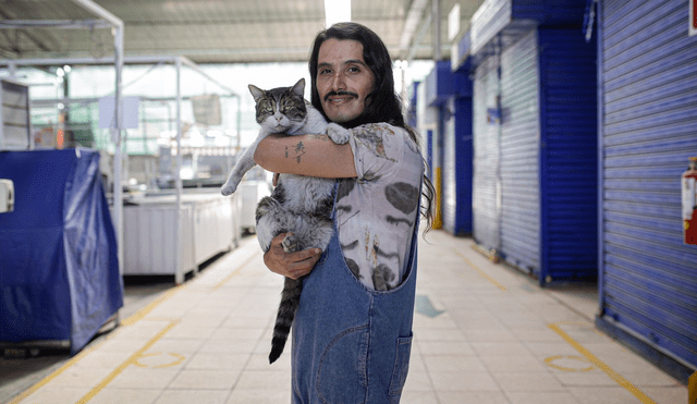 Un sueño. Su amor por los gatos ha llevado a Diego Contreras a emprender este sueño. El miércoles estuvo en Arequipa. Foto: La República