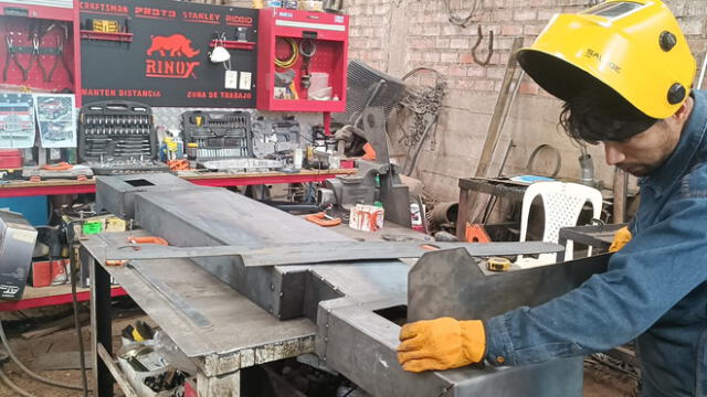 El proyecto se ejecuta en un taller mecánico. Foto y video: Luis Alvarez/URPI-La República