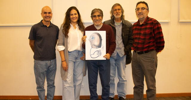 El jurado del concurso con la caricatura ganadora. Foto: Difusión