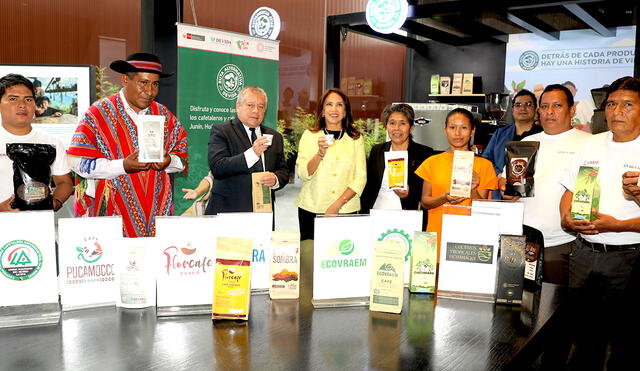 Productores cafetaleros impulsados por la Comisión Nacional para el Desarrollo y Vida sin Drogas (Devida). Foto: Devida