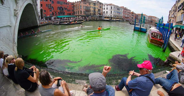 El color verde fosforescente que tiene el Gran Canal de Venecia no sería por un líquido tóxico, señalaron las autoridades. Foto: AFP | Video: @LaVanguardia/Twitter