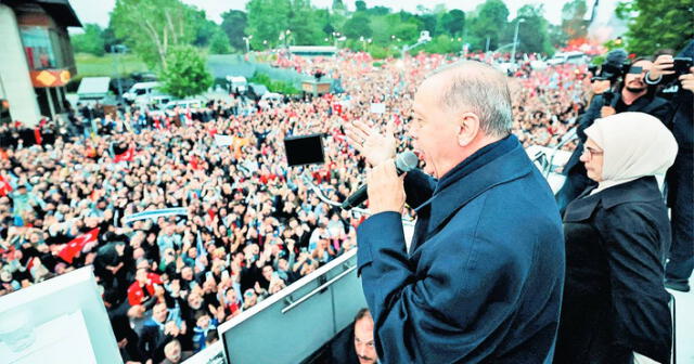 Triunfador. Recep Tayyip Erdogan invoca a sus partidarios a seguir trabajando por el país, frente a su casa en Estambul.  Foto: AFP