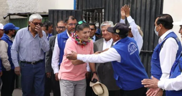 En AUPA. Burgomaestre Víctor Hugo Rivera saludó a dirigentes, pero evitó hablar con periodistas sobre investigación. Foto: LR