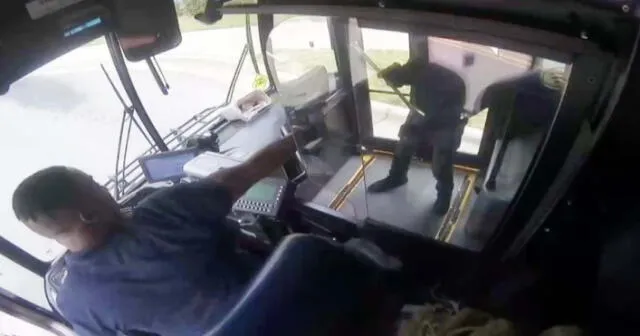 Cámaras del autobús en Charlotte, Carolina del Norte captaron la balacera. Foto: AOL - Video: KSAT 12/YouTube