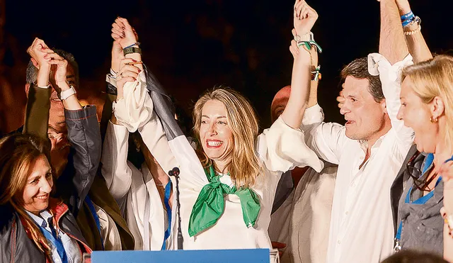 Celebran. La presidenta del PP y candidata a la presidencia de la Junta de Extremadura, María Guardiola (c), festeja la victoria en las municipales y regionales. Foto: EFE
