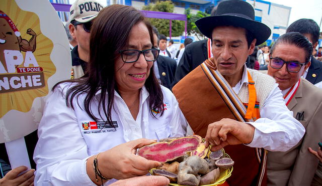 Nelly Paredes, titular del Midagri, inauguró el mercado itinerante De la Chacra a la Olla en la Concha Acústica del Campo de Marte. Foto: Midagri