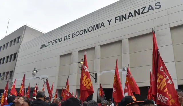 Sindicatos de trabajadores públicos se movilizaron este 30 mayo ante el MEF.  Foto: Karina García