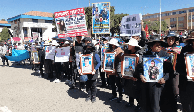 Familiares de muertos y heridos de la masacre ocurrida en Juliaca. Foto: Kleber Sánchez/La República