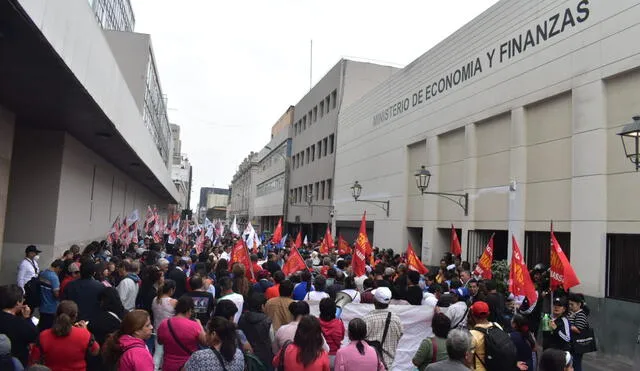 Sindicatos de trabajadores públicos protestan frente al MEF para exigir avance de negociación colectiva. Foto: Munay García Cribillero