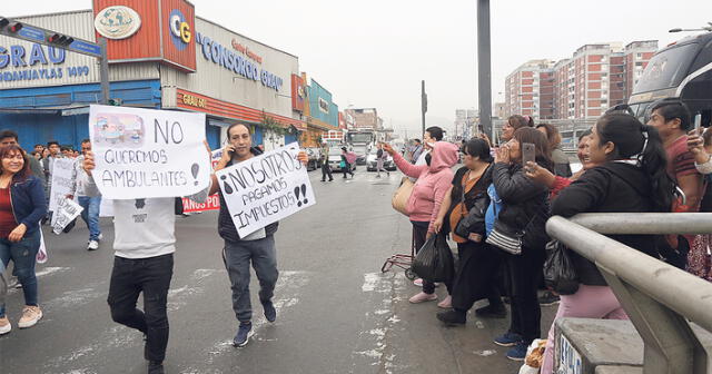 Protestas. Comerciantes formales esperan que retiren a ambulantes que no fueron reubicados. Foto: Félix Contreras/La República