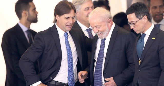 Las cosas claras. Luis Lacalle Pou (izquierda), presidente de Uruguay, conversa con el mandatario anfitrión, Lula da Silva. Foto: AFP