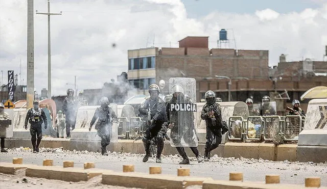 Juliaca. Hay videos y fotos que muestran a los efectivos del orden con fusiles, apuntando y disparando directamente contra los manifestantes. Foto: EFE