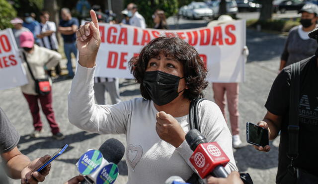 Protesta. Rosa Moya, de REGALMA, reclamo pagos a EsSalud con protesta frente a gerencia. Foto: Rodrigo Talavera/ LR