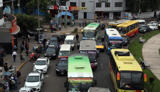 El transporte público urbano sigue siendo un problema de las gestiones municipales. Foto: La República