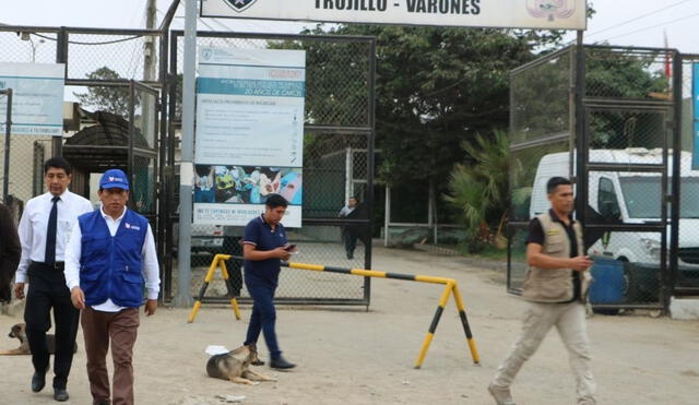 Josué  Gutiérrez verificó hacinamiento en el penal. Foto: La República