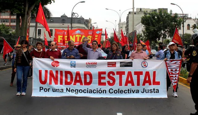 Cientos de trabajadores estatales salieron a marchar este miércoles 31 de mayo demandando salarios más justos. Foto: FNTPJ