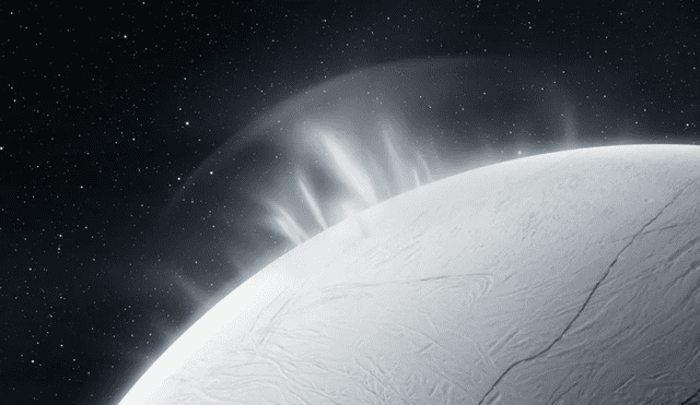 La superficie de Encélado posee grietas por dónde escapan columnas de vapor de agua provenientes de su océano interno. Foto: Forbes