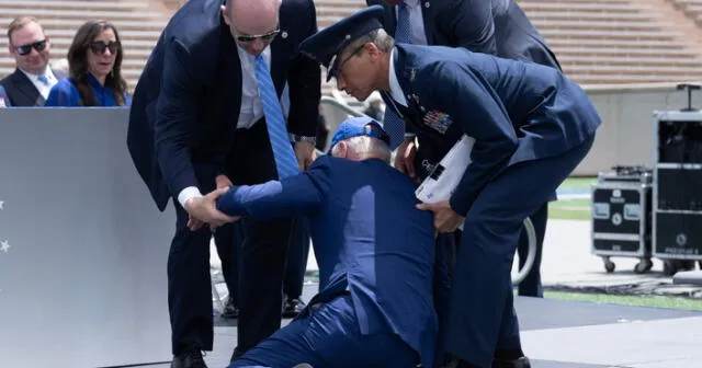 "Había una bolsa de arena en el escenario mientras estrechaba la mano", contó el director de Comunicaciones del Gobierno, Ben LaBolt. Foto: AFP - Video: EFE