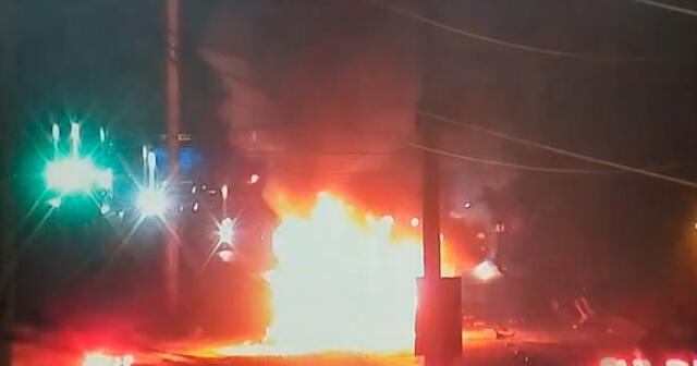 Auto quedó reducido a cenizas tras explosión. Foto: Vanesa Sandoval/ La República| Video: Vanesa Sandoval/ La República