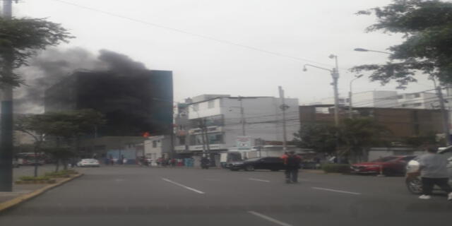 Vivienda se incendia frente a hospital Rebagliati. Foto: captura video