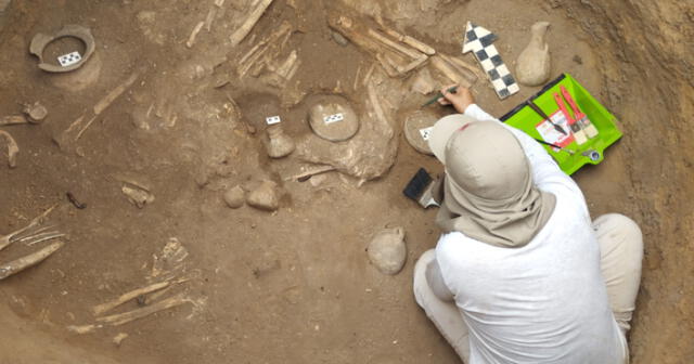 Por primera vez se descubre en esta zona una fosa con varios individuos y un elaborado ajuar funerario. Foto: archivo LR