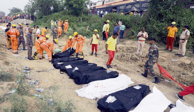 Dolor. Brigadas de la Fuerza Nacional de Rescate de Respuesta a Desastres de India trasladan cuerpos de las víctimas. Foto: EFE