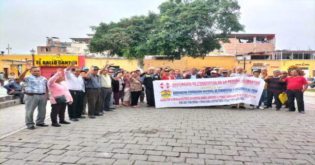 Exfonavistas no pierden esperanzas de cobrar todos sus aportes. Recientemente se reunieron en plazuela El Recreo. Foto: La República