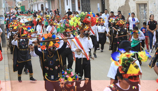 Niños, jóvenes y adultos danzaron para reiterar pedido al Ministerio de Cultura. Foto: Clinton Medina / La República