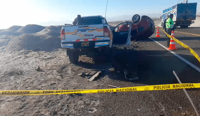 Destrozados. La peor parte la llevó la camioneta en que viajaba la familia. Quedó chatarra. Foto: La República