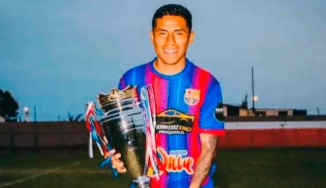 Ronaldo posando con la copa de campeón de la liga distrital. Foto: La República