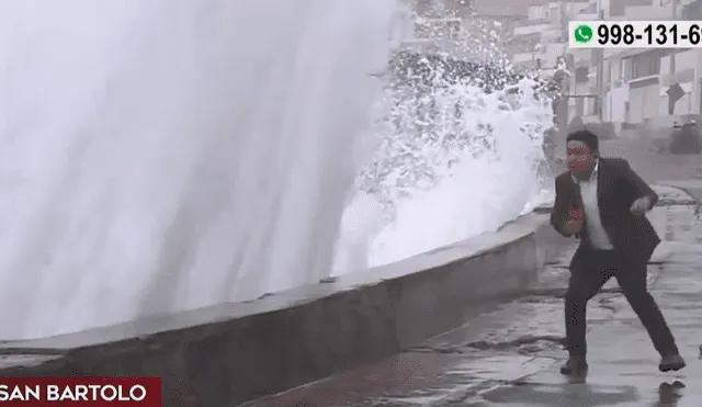 Las viviendas de San Bartolo fueron afectadas por las grandes olas, ya que el agua ha ingresado a los predios. Foto: captura de TV.