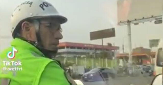 El agente policial tildó de "burro" al conductor por increpar su accionar para dirigir el tránsito vehicular. Foto y video: Twitter/Unchasqui