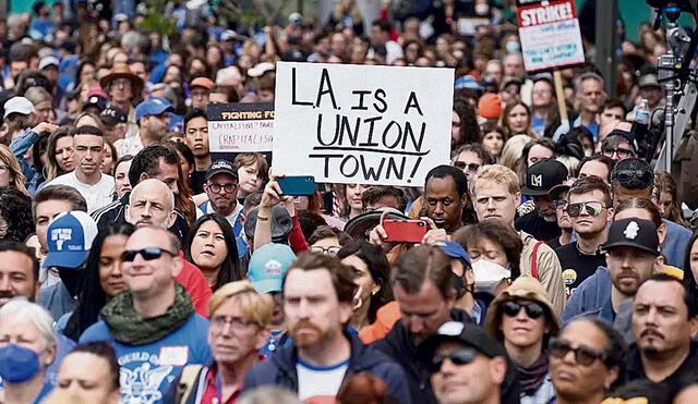 Multitud. Un mitin sindical el viernes 26 de mayo en Los Ángeles. 11.500 guionistas se declararon en huelga. Foto: difusión