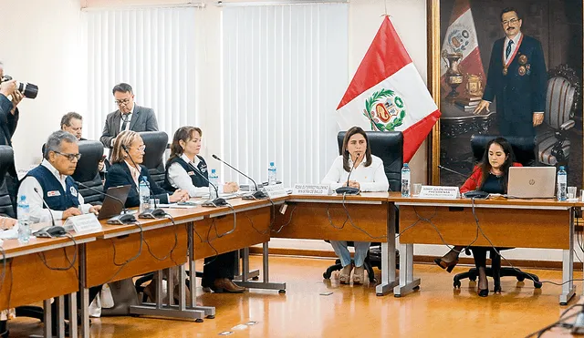 Cuestionada. Ministra de Salud, Rosa Gutiérrez, trató de deslindar responsabilidades, pero congresistas le hicieron recordar. Foto: difusión
