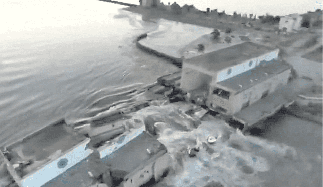 El desborde provocado por la voladura de la represa inundó pueblos enteros. Foto: EFE